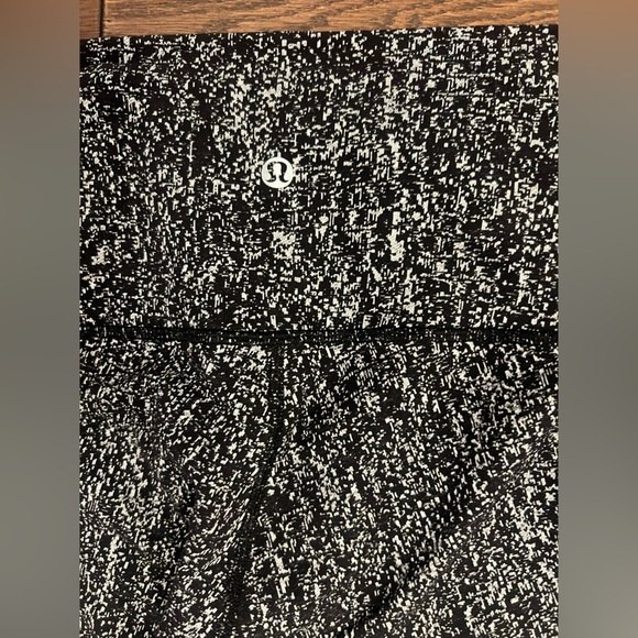 Lululemon EUC Wunder Under Pant (Hi-Rise)
Luon Suited Jacquard Black White - Picture 6 of 8